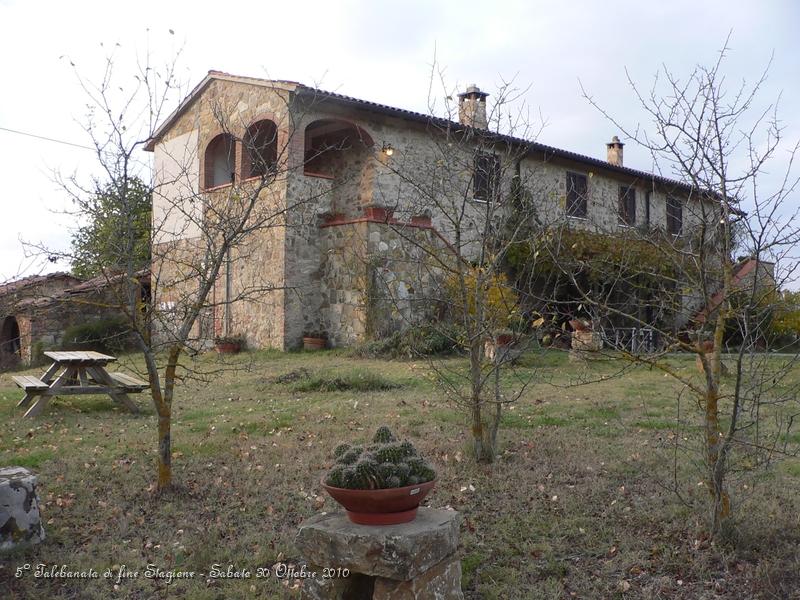 000.JPG - Questo è l' Agriturismo che ci ospita.