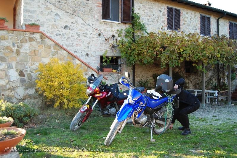 0004.JPG - I primi ad arrivare sono due Romani... Rotax e Filippo che ovviamente sbaglieranno strada per l'agriturismo..:-)