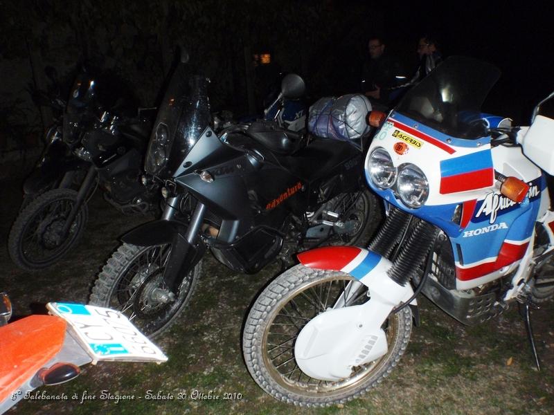 0008.JPG - Le moto dormono vicine vicine..