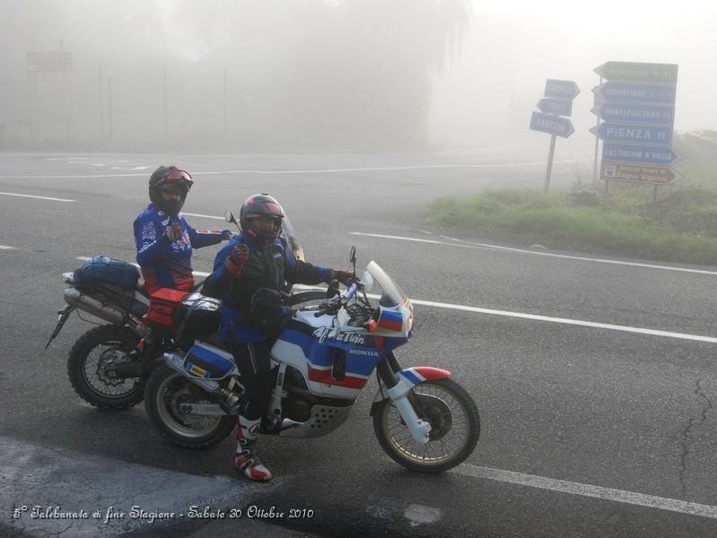 0076.JPG - Ecco, trovato il cartello bisogna fissare la cartina e le indicazioni di supporto sulla propria moto...