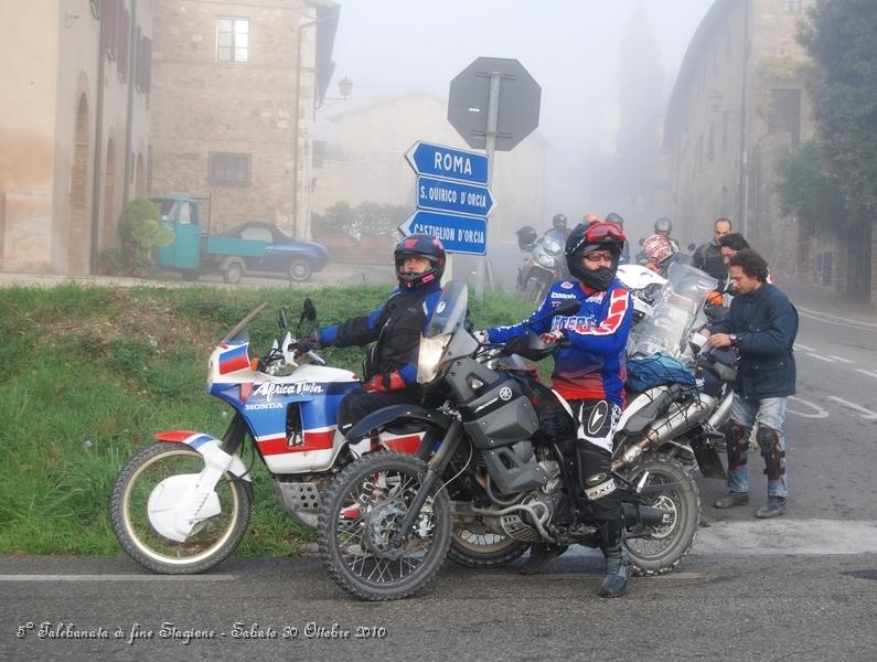 0077.JPG - Ecco, trovato il cartello bisogna fissare la cartina e le indicazioni di supporto sulla propria moto...