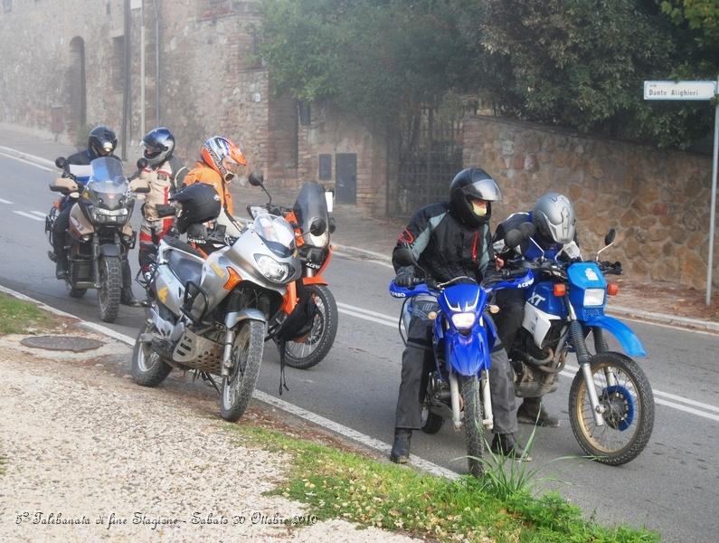 0078.JPG - Ecco, trovato il cartello bisogna fissare la cartina e le indicazioni di supporto sulla propria moto...