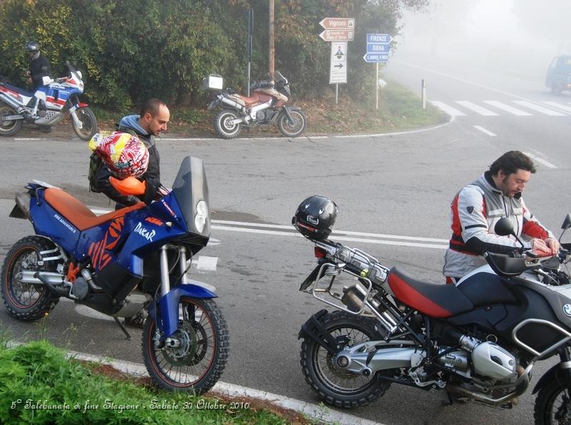 0079.JPG - Ecco, trovato il cartello bisogna fissare la cartina e le indicazioni di supporto sulla propria moto...