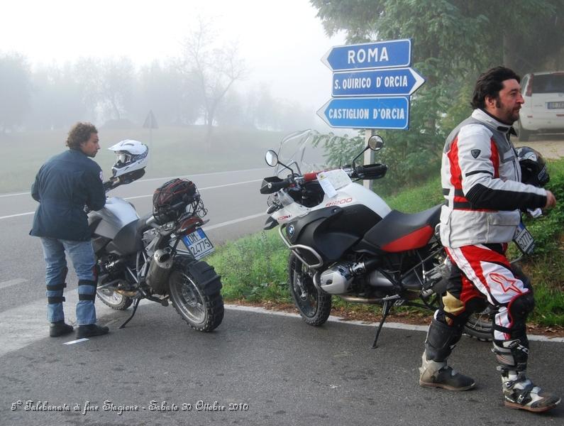 0080.JPG - Ecco, trovato il cartello bisogna fissare la cartina e le indicazioni di supporto sulla propria moto...