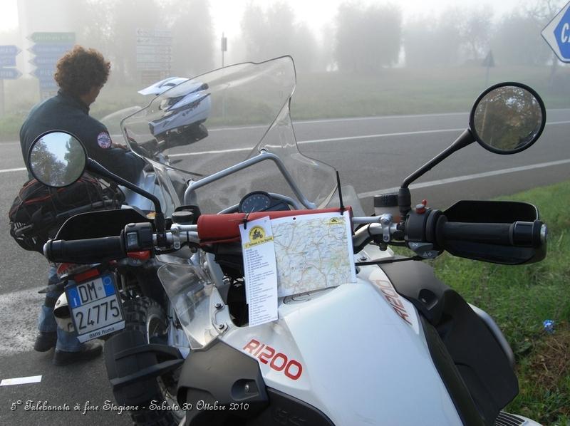 0082.JPG - Ecco, trovato il cartello bisogna fissare la cartina e le indicazioni di supporto sulla propria moto...