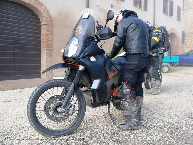 0085.JPG - Ecco, trovato il cartello bisogna fissare la cartina e le indicazioni di supporto sulla propria moto...