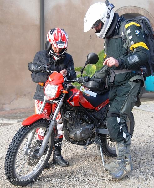 0087.JPG - Ecco, trovato il cartello bisogna fissare la cartina e le indicazioni di supporto sulla propria moto...bellissima foto di vita tra moglie e marito...