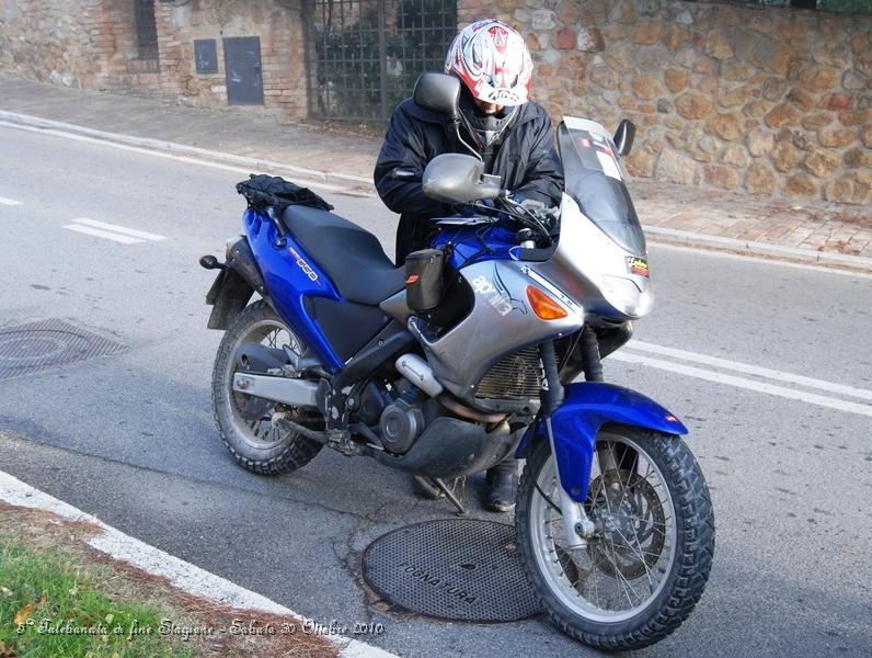 0093.JPG - Ecco, trovato il cartello bisogna fissare la cartina e le indicazioni di supporto sulla propria moto...