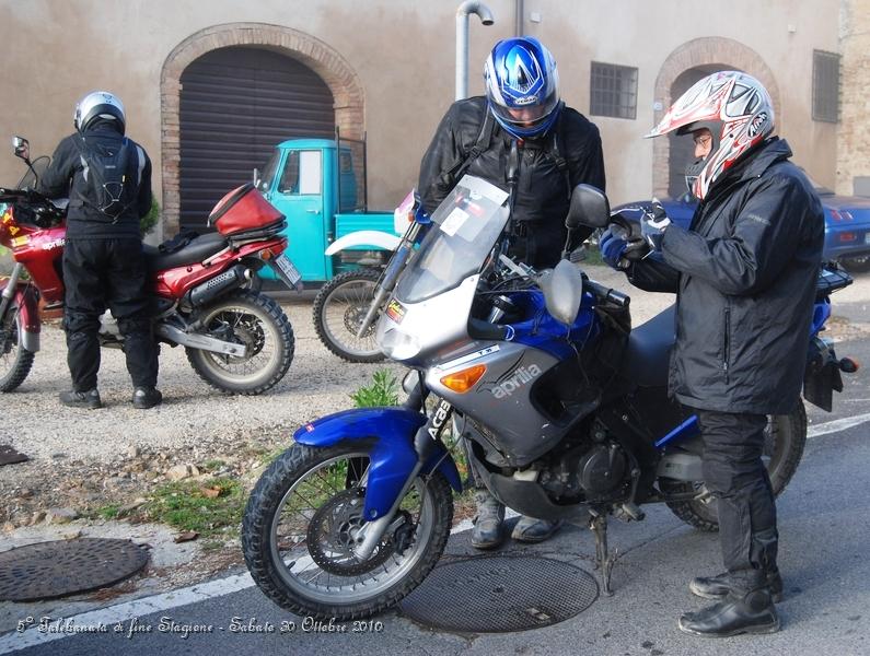 0094.JPG - Ecco, trovato il cartello bisogna fissare la cartina e le indicazioni di supporto sulla propria moto...