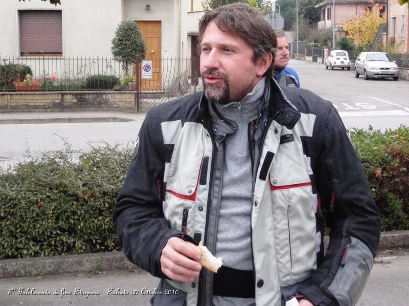 0300.JPG - Siamo a Buonconvento, mangiamo un veloce panino preso alla coop...