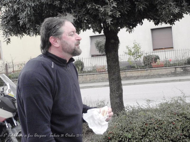 0301.JPG - Siamo a Buonconvento, mangiamo un veloce panino preso alla coop...