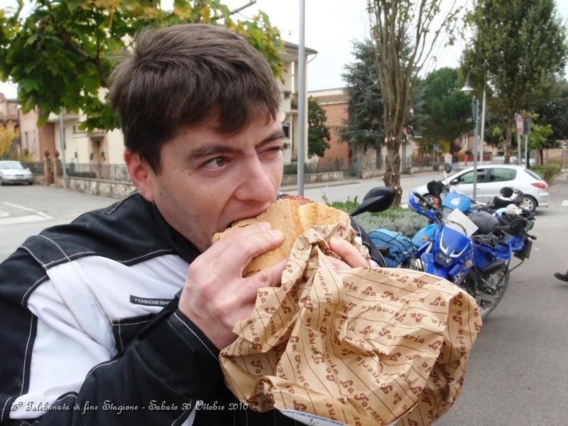 0304.JPG - Per la miseria, Stefano s'avventa a quel panino come Camilla alla manopola del gass..eheehh :-)