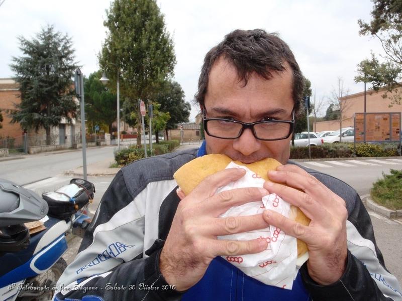 0305.JPG - Anche Giuseppe s'avventa al panino...