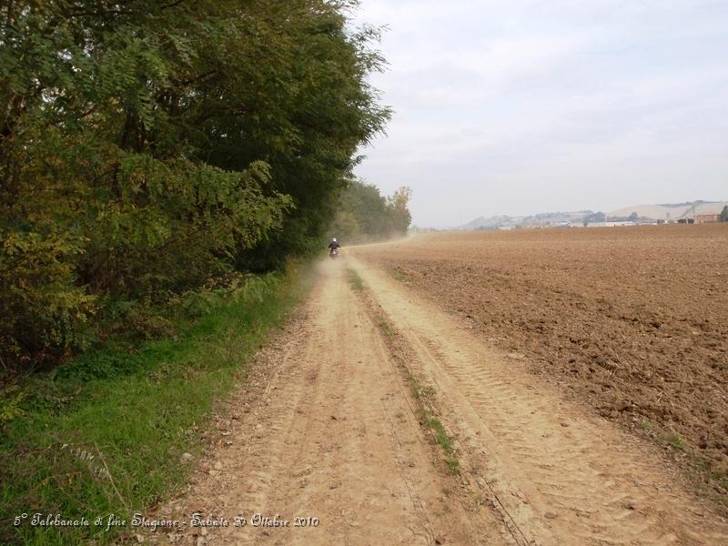 0426.JPG - Prese le indicazioni ogni partecipante parte da solo... dopo qualche minuto da chi lo precede...si deve ritrovare la coop e da li orizzontarci nella direzione giusta...