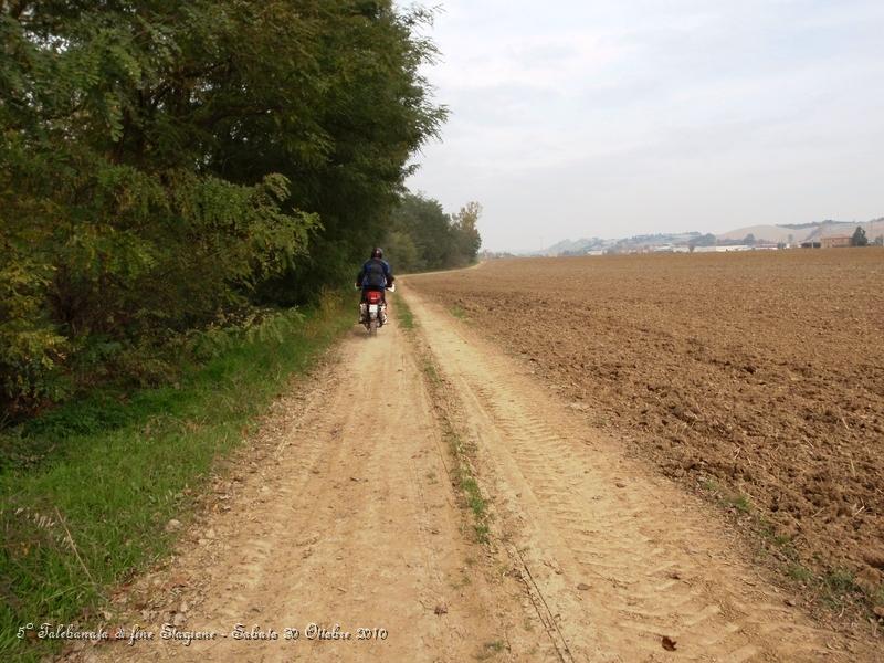 0429.JPG - Prese le indicazioni ogni partecipante parte da solo... dopo qualche minuto da chi lo precede...si deve ritrovare la coop e da li orizzontarci nella direzione giusta...