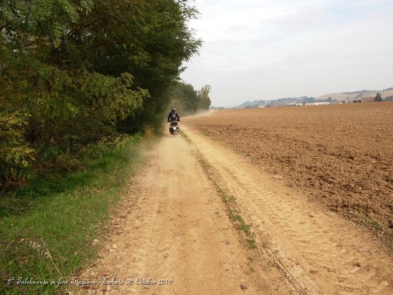 0432.JPG - Prese le indicazioni ogni partecipante parte da solo... dopo qualche minuto da chi lo precede...si deve ritrovare la coop e da li orizzontarci nella direzione giusta...