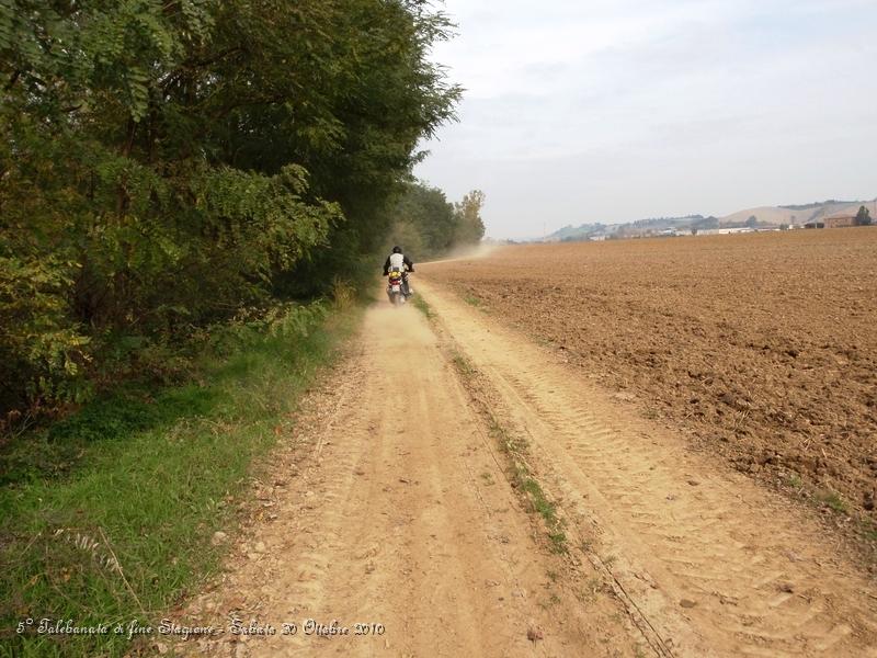 0433.JPG - Prese le indicazioni ogni partecipante parte da solo... dopo qualche minuto da chi lo precede...si deve ritrovare la coop e da li orizzontarci nella direzione giusta...