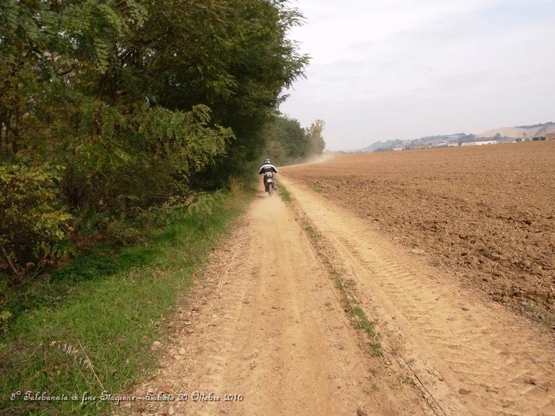 0444.JPG - Prese le indicazioni ogni partecipante parte da solo... dopo qualche minuto da chi lo precede...si deve ritrovare la coop e da li orizzontarci nella direzione giusta...