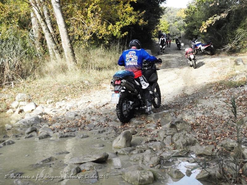 0659.JPG - Questo è il Guado di un piccolo torrente di nome Asso, il fondo è molto ciottoloso e di conseguenza va affrontato con decisione...mica come Camilla eh, per carità, quella voleva letteralmente volarci sopra...eheehh :-)