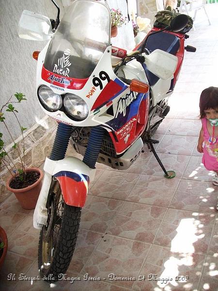 DSCN5706.JPG - Questa è la Moto di Giovanni, un Honda Africa Twin molto anziana, una Moto che non tramonterà mai.