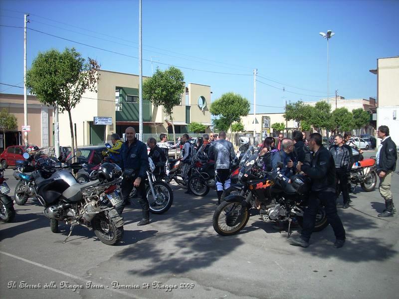 DSCN5753.JPG - Il Prete della Chiesa, vedendoci, arriva con una macchina fotografica professionale per farci una foto...