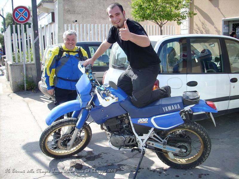 DSCN5755.JPG - Valentino e la sua Yamaha che non vuol partire, come succede spesso, ha fatto fare la carburazione il giorno prima e quindi bisogna trovargli il verso giusto.. ehehehe :-)