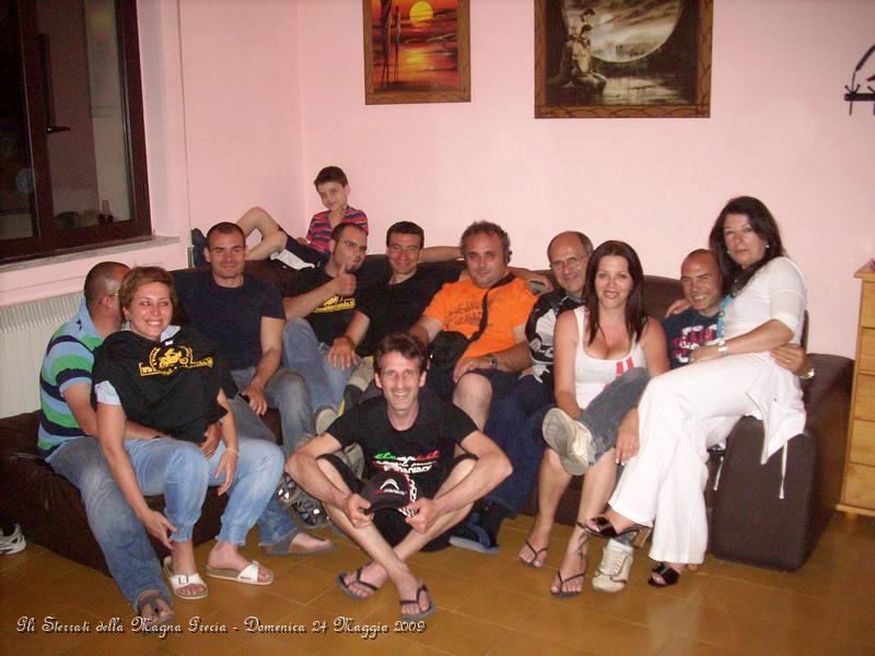 DSCN5894.JPG - Ecco la ridente compagnia dopo aver cenato. Insomma, Ragazzi, qui ci hanno trattato come Re, pranzando e cenando a Casa degli Organizzatori senza spendere mezzo centesimo, e poi si dice che al Sud si va con un po' di paura, ma vi rendete conto ?? :-)