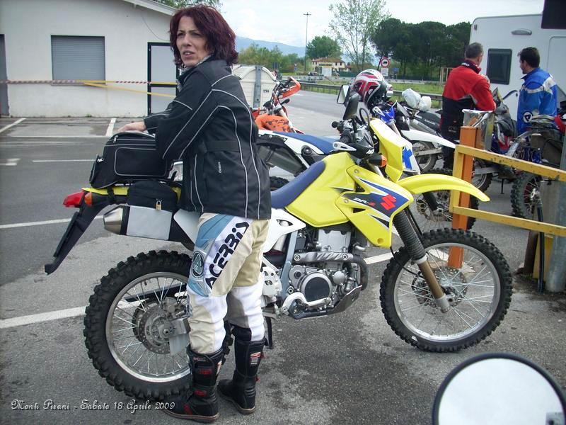 00017.JPG - La Donzella Giulia con la sua nuova Motoretta, una splendida Drz 400 S