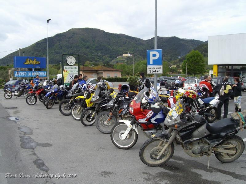 0002.jpg - 27 Moto alla partenza, ma il meteo promette acqua !! :-)