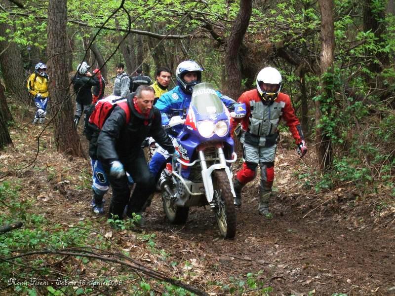 0100.JPG - Ci siamo organizzati con 3 Gruppi di 7 persone lungo tutto il tratto del salitone, in pratica ogni Gruppo doveva spingere la moto di turno per una trentina di metri prima che il Gruppo successivo intervenga.