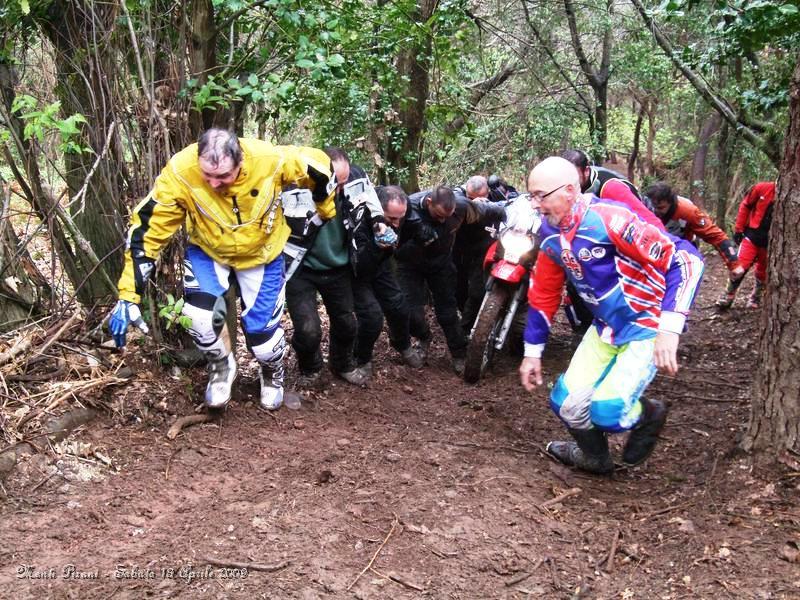 0123.JPG - Ultime Moto da spingere, siamo alla frutta, le forze sono finite e allora facciamo un cordone umano prendendosi per mano.