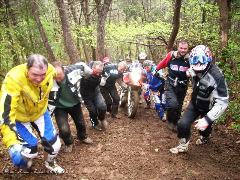 0124.JPG - Ultime Moto da spingere, siamo alla frutta, le forze sono finite e allora facciamo un cordone umano prendendosi per mano.