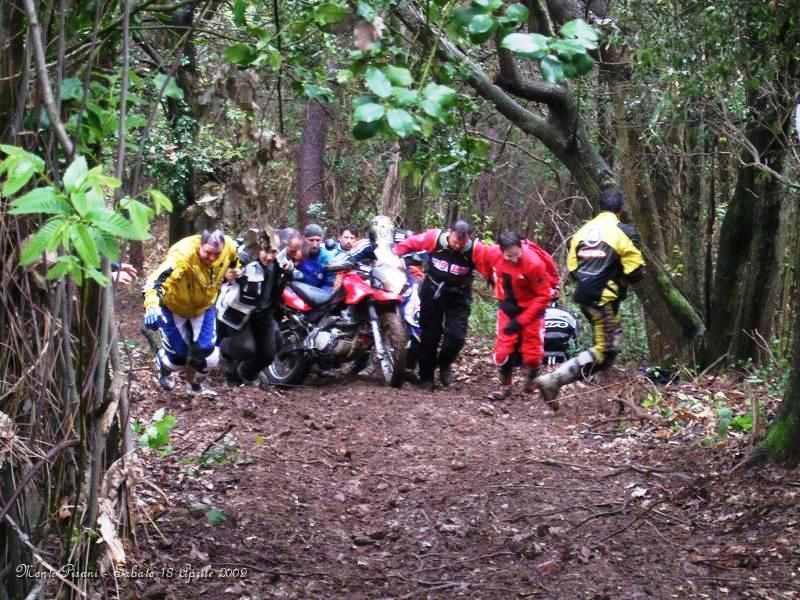 0127.JPG - Ultime Moto da spingere, siamo alla frutta, le forze sono finite e allora facciamo un cordone umano prendendosi per mano.