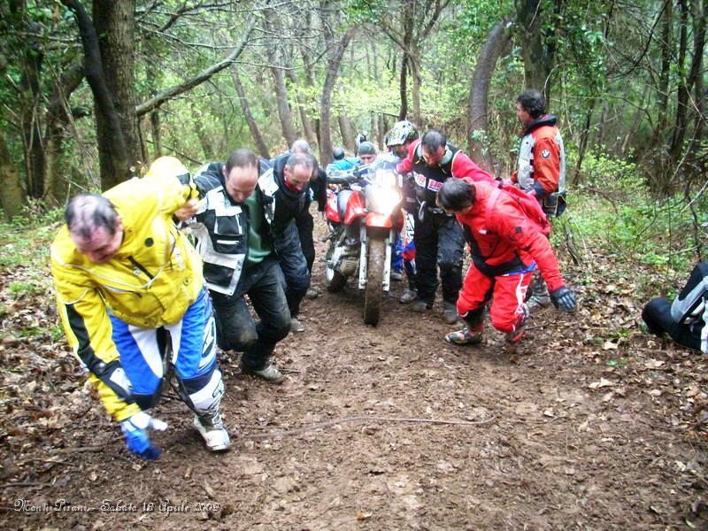 0128.JPG - Ultime Moto da spingere, siamo alla frutta, le forze sono finite e allora facciamo un cordone umano prendendosi per mano.