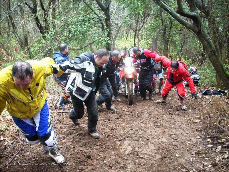 0131.JPG - Ultime Moto da spingere, siamo alla frutta, le forze sono finite e allora facciamo un cordone umano prendendosi per mano.