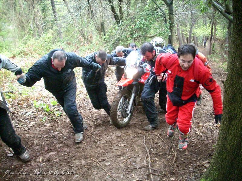 0132.JPG - Ultime Moto da spingere, siamo alla frutta, le forze sono finite e allora facciamo un cordone umano prendendosi per mano.