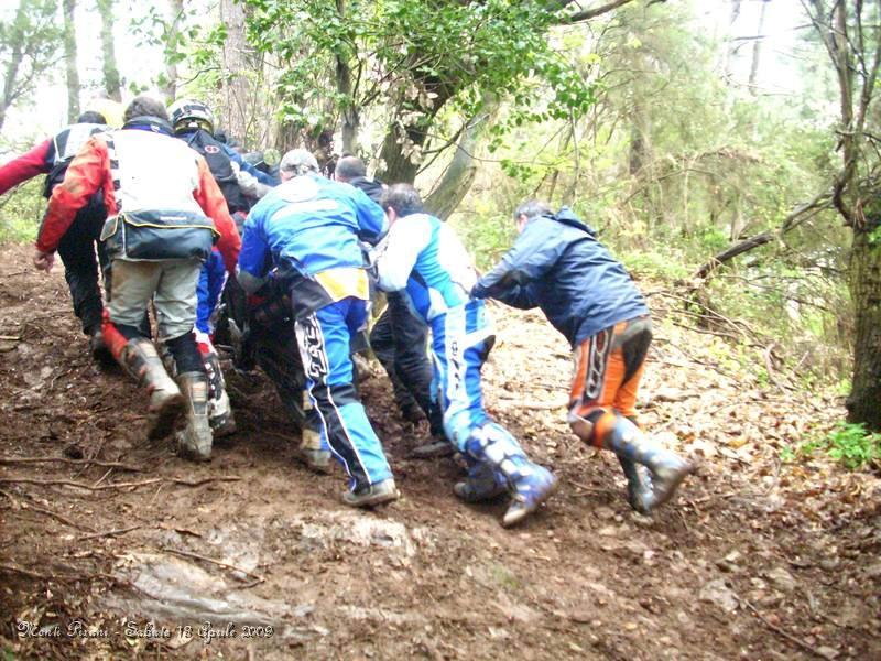 0133.JPG - Ultime Moto da spingere, siamo alla frutta, le forze sono finite e allora facciamo un cordone umano prendendosi per mano.