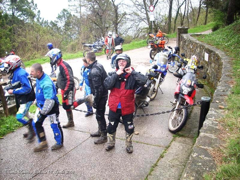 0187.JPG - Si lasciano le Moto, andiamo a vedere un panorama e visitare un pezzo di storia.