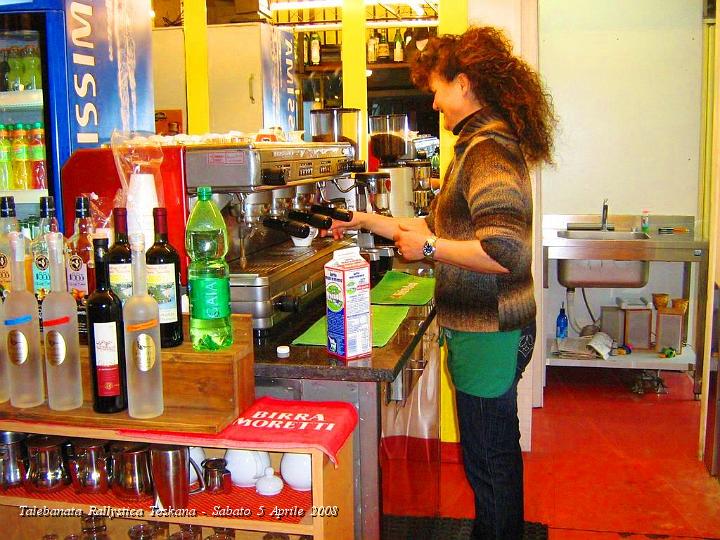 0108.JPG - La Signora ci fa il Caffe e cappuccino