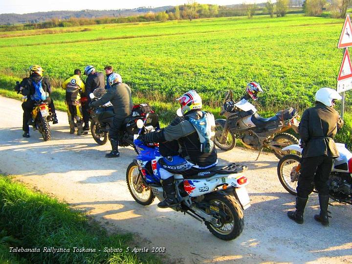 0142.JPG - Gino spiega come devono navigare con la cartina