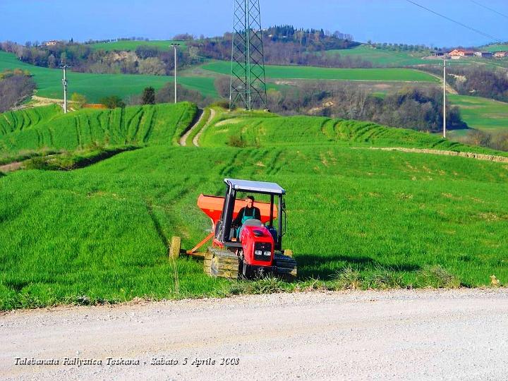 0253.JPG - Un trattorista al lavoro