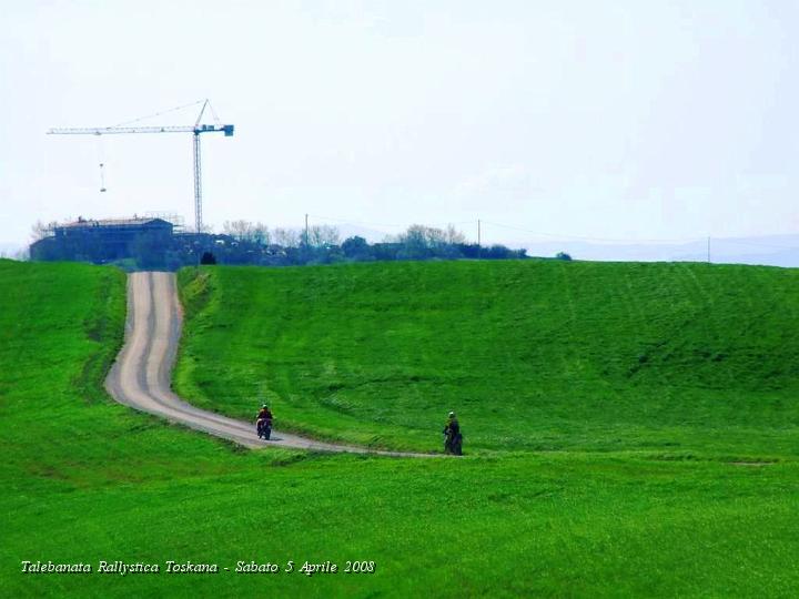 0289.JPG - Altri Rallysti solcano la campagna Senese