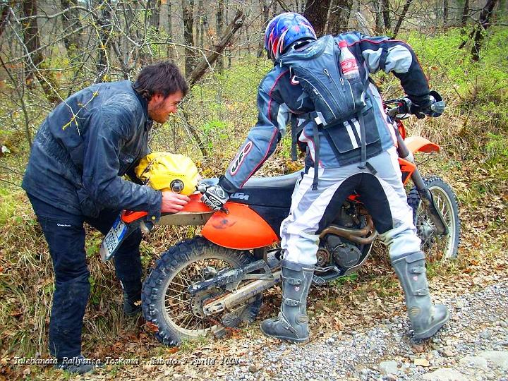 0486.JPG - Posteggiamo la Moto al lato dello sterrato