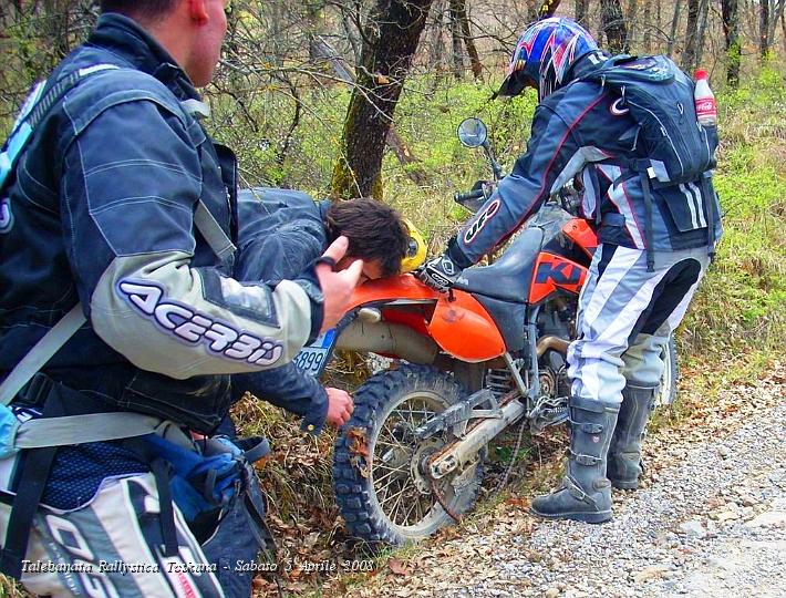 0487.JPG - Appoggiamo la Ktm a un sassone sporgente :-)