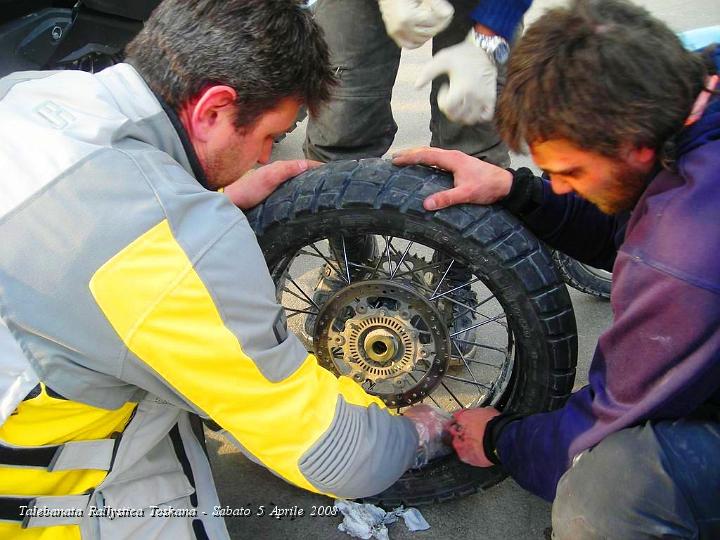 0732.JPG - Il Carlero e Mauro gli danno una mano :-)