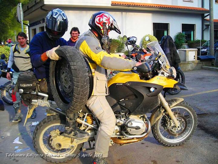 0736.JPG - Il Carlero carica Riccardo direzione distributore di carburante ..