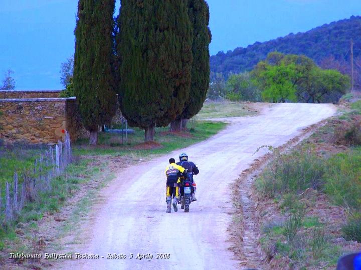 0738.JPG - Intanto una Moto non parte e si spinge :-)