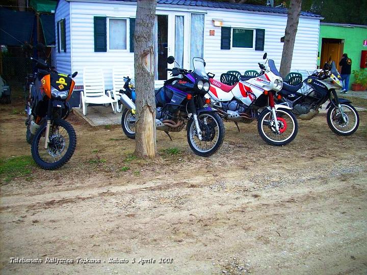 0800.JPG - Le Moto ancora nel Camping