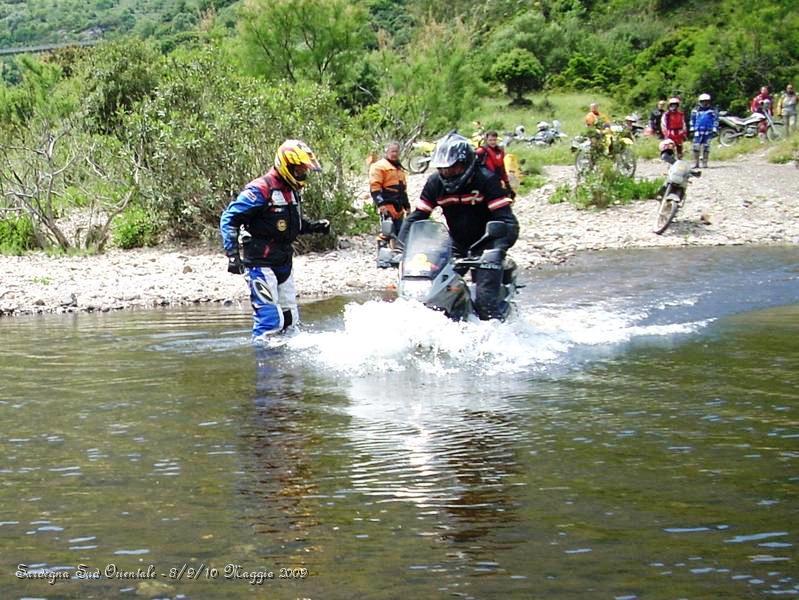 0044.JPG - Roberto è il primo che Guada il Fiume Fiumendosa, l'acqua è molto alta.