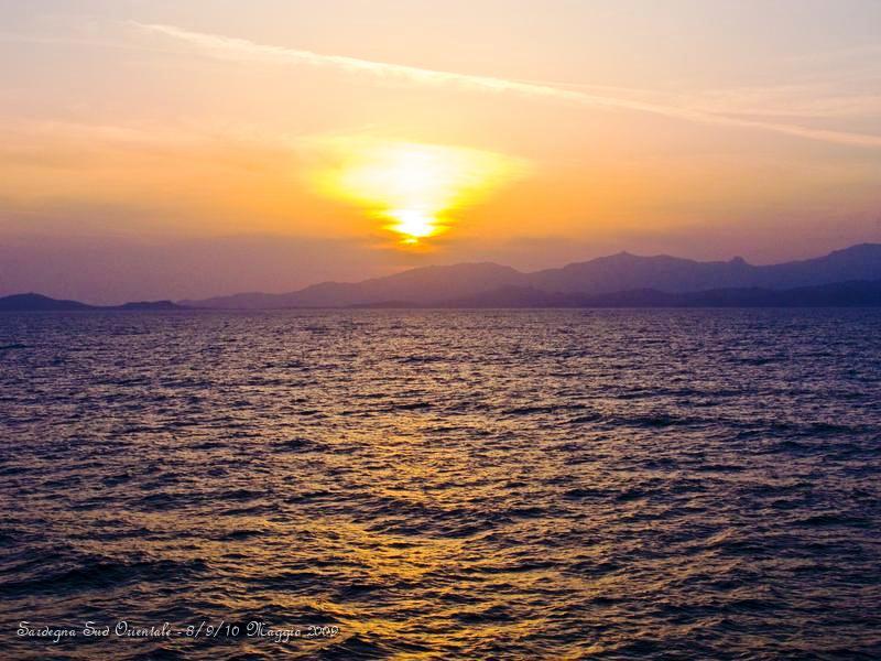 0115.JPG - Intanto il sole se ne va e con lui la nostra vacanza in Sardegna, torneremo il prossimo anno !!